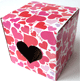 Boite cadeau en carton speciale pour mugs (tasses) avec motifs en forme de coeurs roses