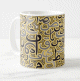 Mug avec alphabet arabe artistique et arabesques (fond jaune)