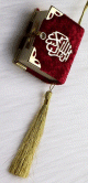 Pendentif Mini-Coran recouvert de velours avec parties dorees (Deco Islam) - Couleur rouge-bordeaux