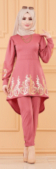 Ensemble de soirée avec arabesques dorées pour femme (Tenue hijab chic - Tunique et pantalon) - Couleur rose Ensemble de soiree avec arabesques dorees pour femme (Tenue hijab chic - Tunique et pantalon) - Couleur rose