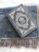 Pack cadeau Gris : Le Noble Coran bilingue francais/arabe (edition de luxe en daim argente) - Tapis en velours couleur unie assortie (Coffret pour Homme Musulman)