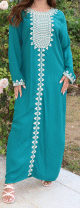 Robe longue pour femme avec broderies sur le devant et les manches - Couleur vert emeraude