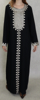 Robe longue pour femme avec broderies sur le devant et les manches - Couleur noir