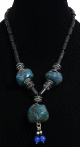 Collier ethnique artisanal imitation grosses pierres bleues difformes agrementees de tubes noirs et de perles noires te bleues