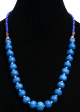 Collier ethnique artisanal imitation pierres rondes bleues agencees de perles bleues et argentees