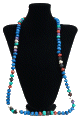 Long collier ethnique artisanal imitation pierres couleur turquoise agremente de perles et autres pierres colorees