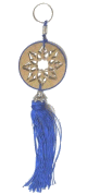 Pendentif porte-cles en bois de forme ronde sculpte d'arabesques et pompon en sabra de couleur bleue
