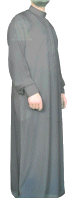 Qamis Al-Haramayn gris brode avec son pantalon (Kamis en boite)